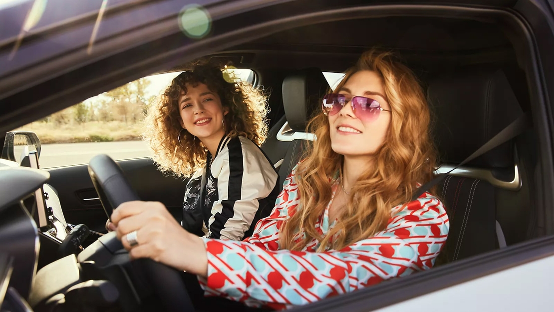 Toyota-voorbereiding-is-het-halve-werk-2-dames-in-auto-rechter-zijaanzicht